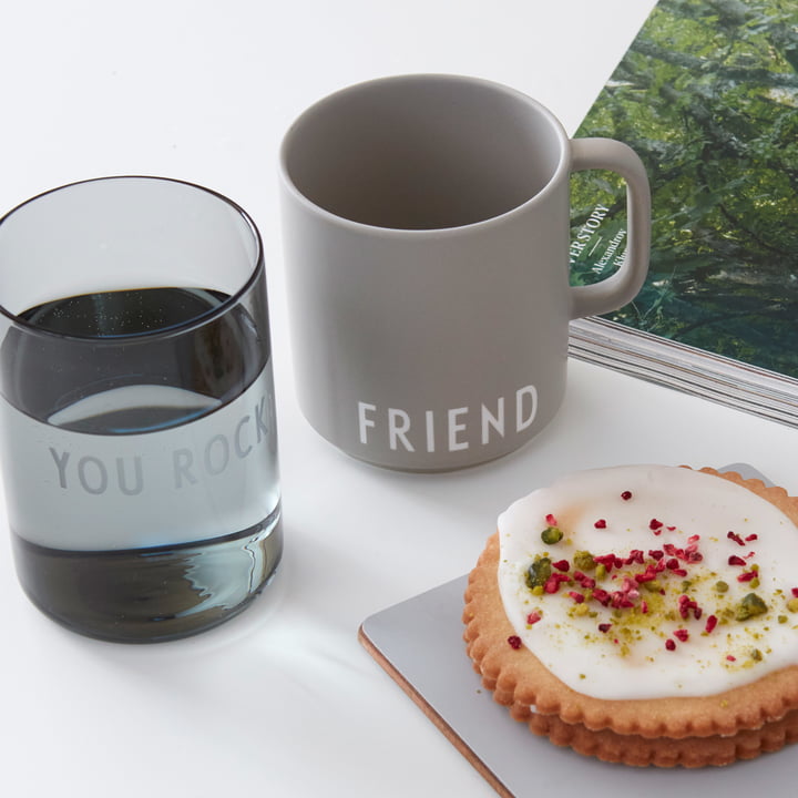 AJ Favourite Tasse en porcelaine avec anse, Friend in cool gray de Design Letters