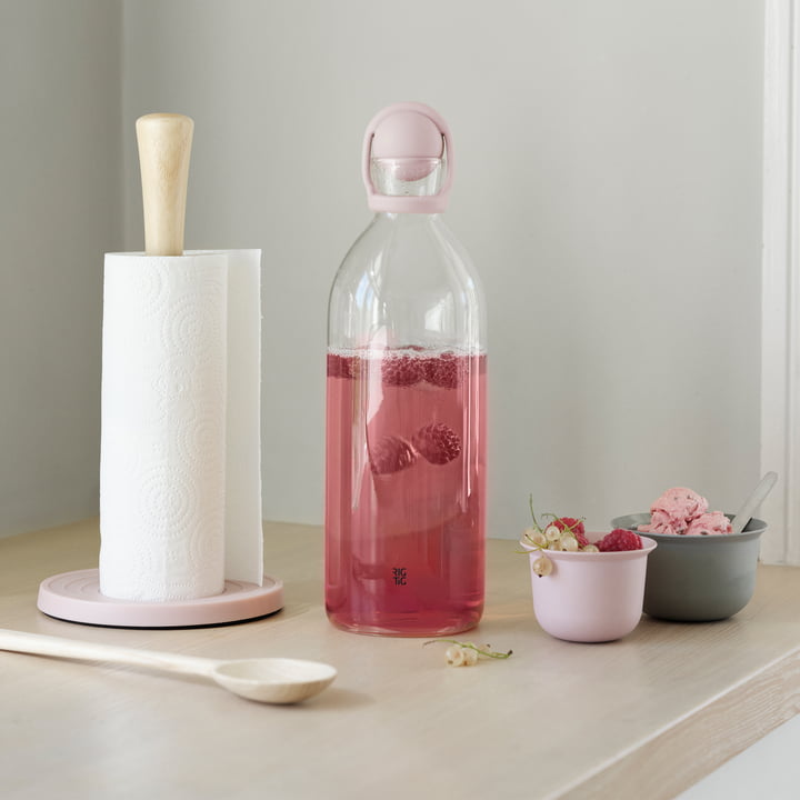 Roll-It porte-rouleau de cuisine en rose et la carafe à eau Cool-It en rose de Rig-Tig by Stelton