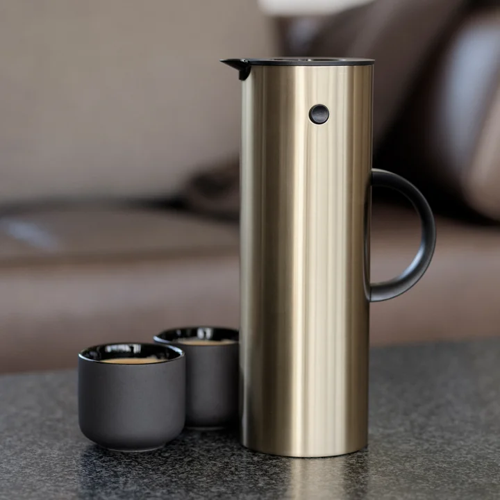 Verseuse isolante EM 77, 1 l en laiton brossé de Stelton