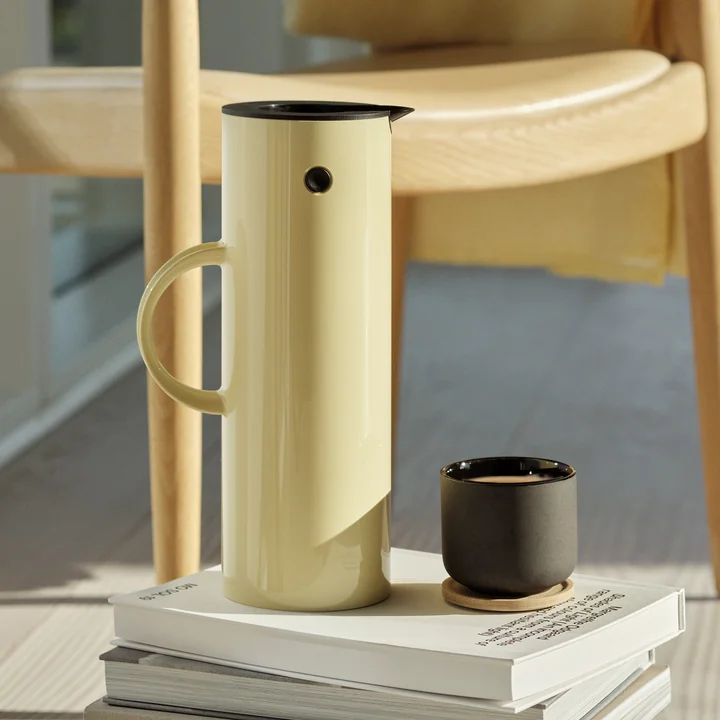 Pot isolant EM 77, 1 l dans mellow yellow de Stelton