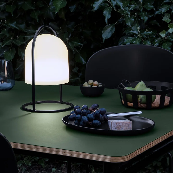 Lantern Lampe solaire de Eva Solo dans les couleurs noir / blanc
