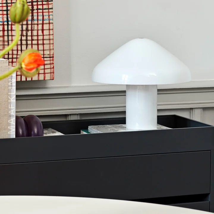 Pao lampe de table en verre de HAY dans la couleur blanche