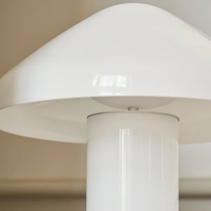 Pao lampe de table en verre de HAY dans la couleur blanche