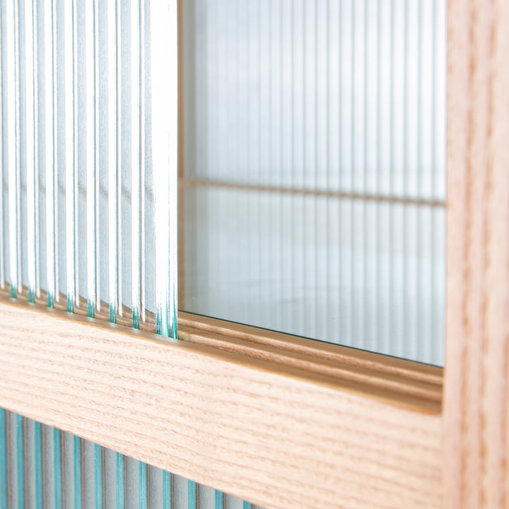 Vitrine en bois avec verre strié de HKliving dans la version nature