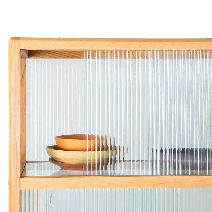 Vitrine en bois avec verre strié de HKliving dans la version nature