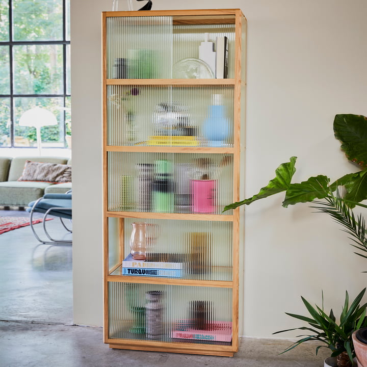 Vitrine en bois avec verre strié de HKliving dans la version nature