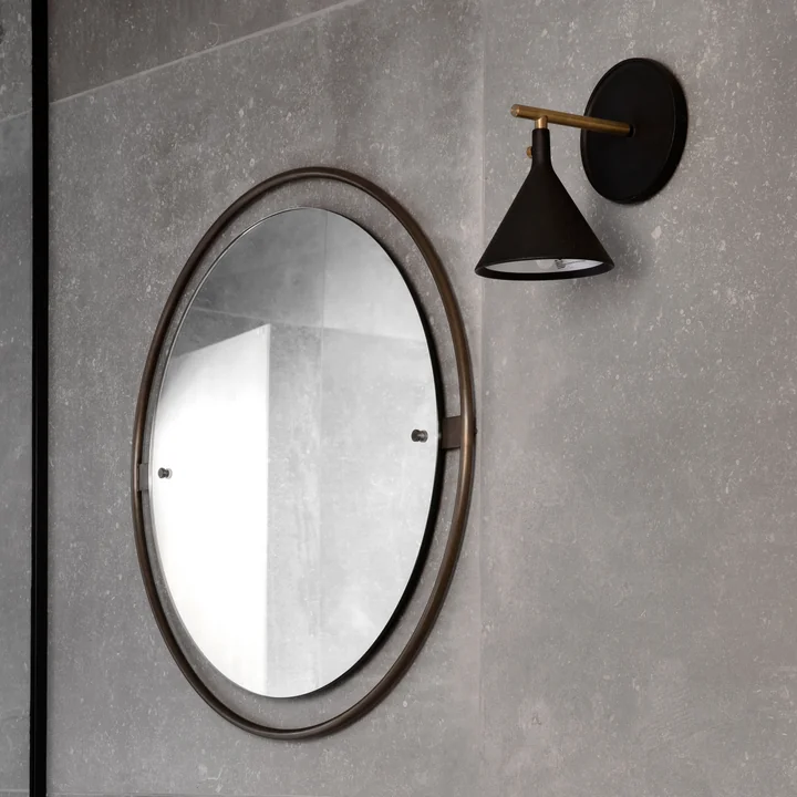 Miroir Nimbus de Audo en finition laiton bruni et applique Cast Sconce avec variateur de couleur noire