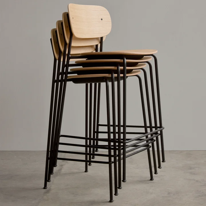 Co Counter Chair de Audo en finition chêne naturel avec structure en acier noir