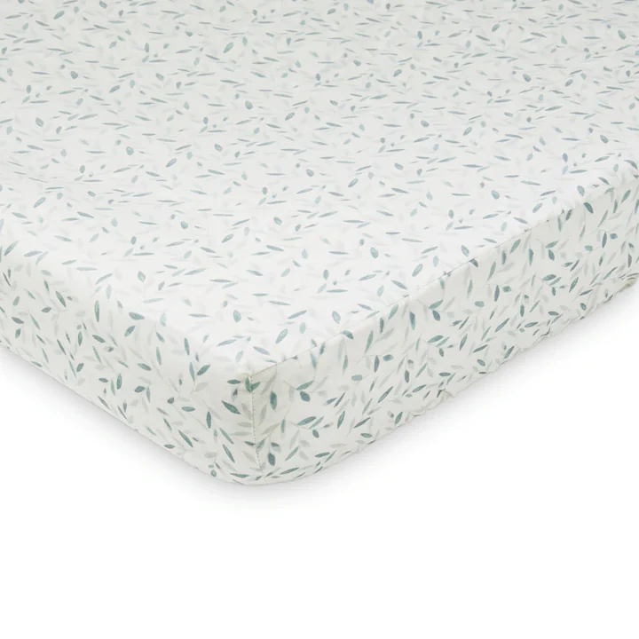 Housse pour matelas à langer de Cam Cam Copenhagen dans la version green leaves