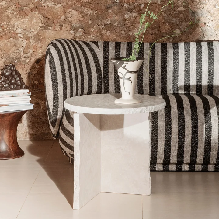 Flores Vase de Ferm Living dans la version sable / noir