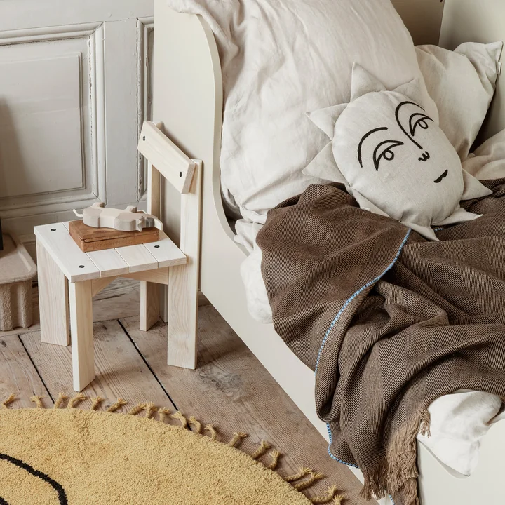 Sun Coussin, naturel et chaise pour enfant Ark, frêne de Ferm Living