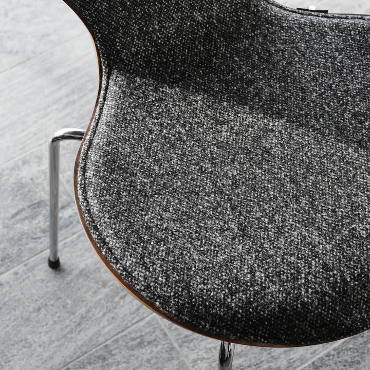 Série 7, Vanir Granite, brun / piètement Chrome de Fritz Hansen