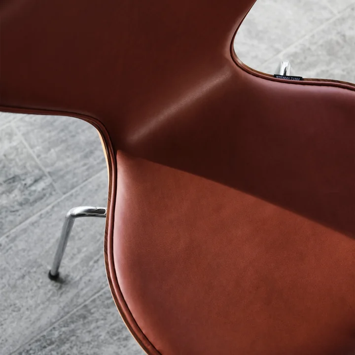 Série 7, chaise, cuir marron / piètement chrome de Fritz Hansen