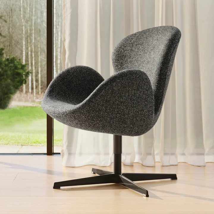 Fauteuil Cygne, Vanir Granite, marron / piètement noir PVD de Fritz Hansen