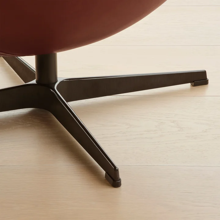 Egg Chair, cuir marron de Fritz Hansen