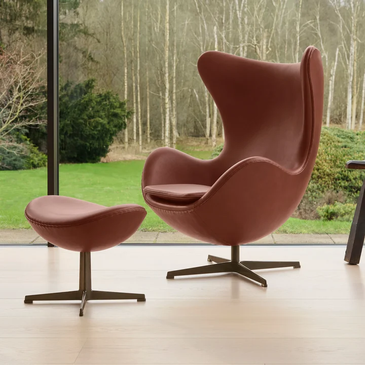 Egg Chair et repose-pieds, cuir marron de Fritz Hansen