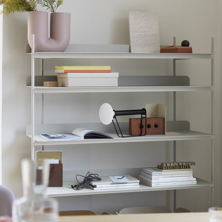 Piton LED lampe à batterie et Compile Shelving de Muuto