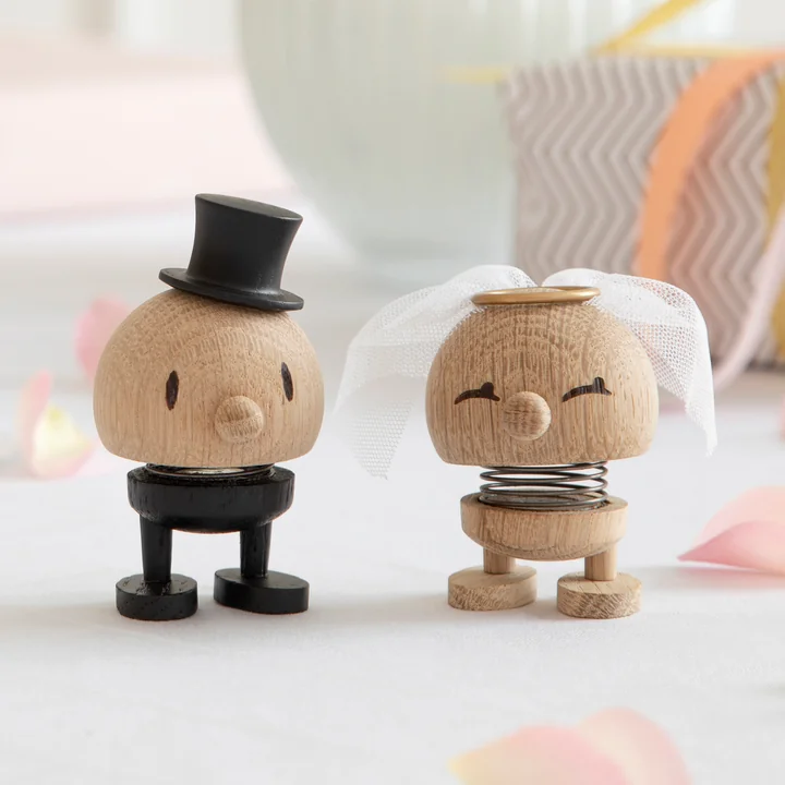 Small mariée et le marié figurines de décoration de Hoptimist dans la finition de chêne