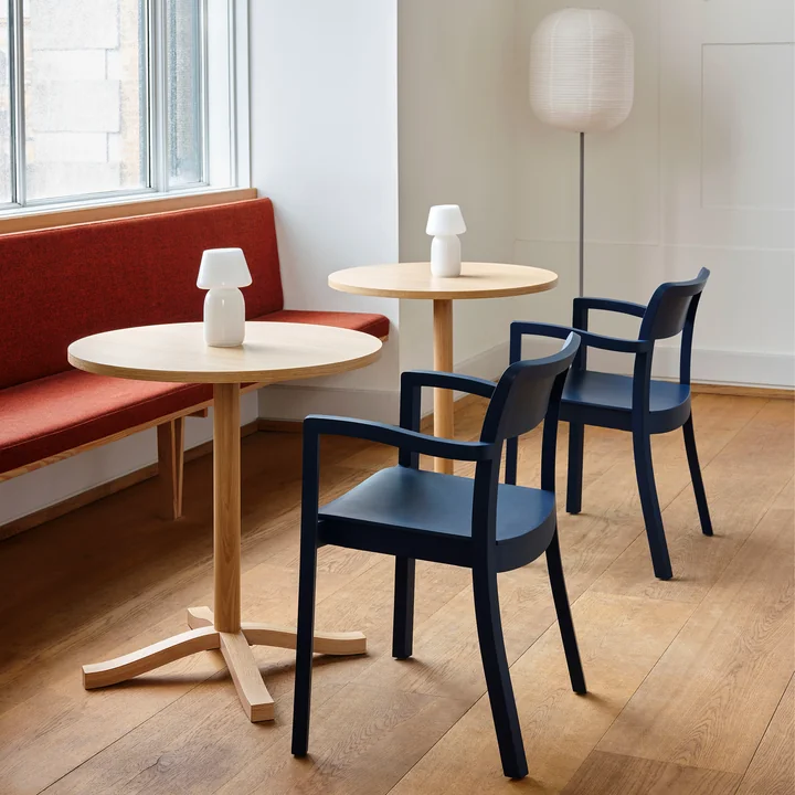 Pastis - Chaise à accoudoirs, Table de salle à manger, Apollo - Lampe de table, Common - Lampadaire de HAY