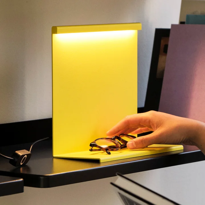 LBM Lampe de table, titanium yellow de HAY
