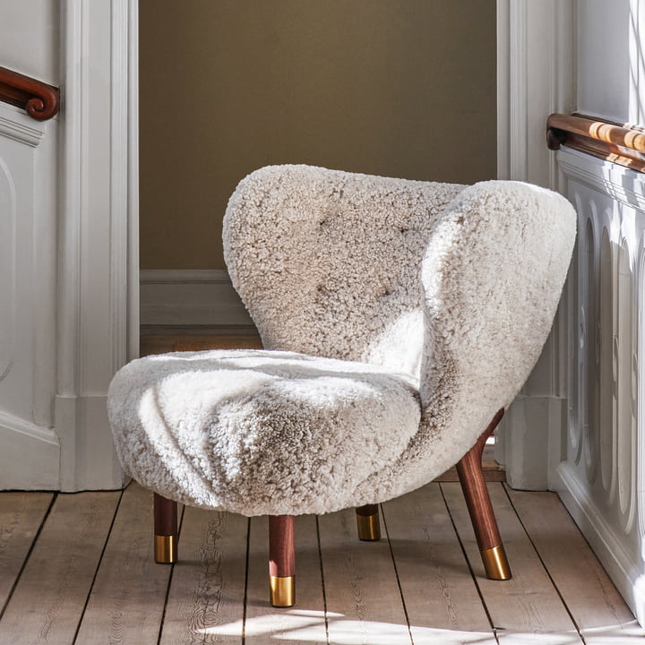 Little Petra VB1 Lounge Chair Limited Edition, noyer avec laiton / peau de mouton Moonlight de & Tradition