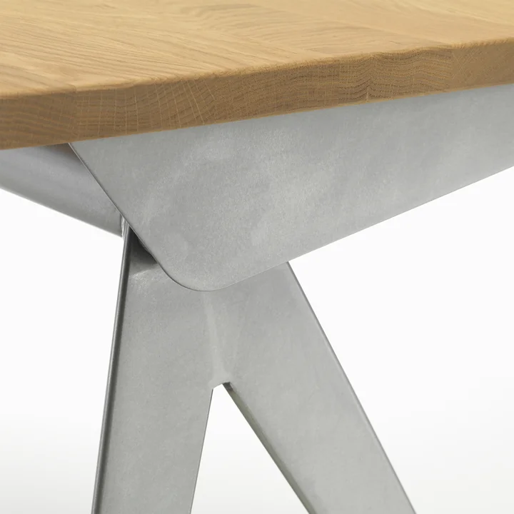 Compas Direction Table de Vitra dans la version chêne naturel / Prouvé Métal Brut