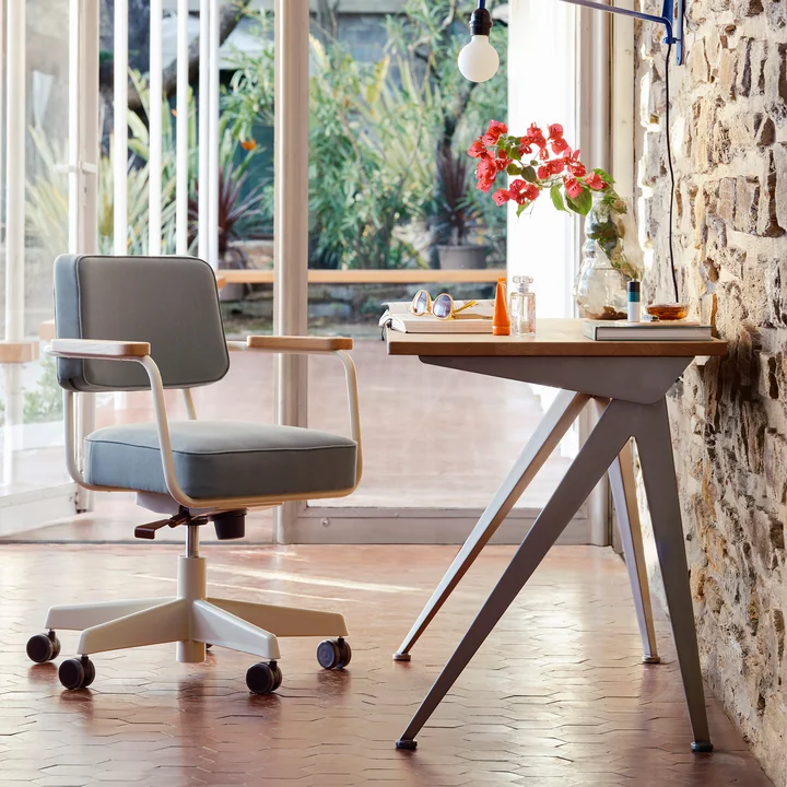 Compas Direction Table de Vitra dans la version chêne naturel / Prouvé Métal Brut