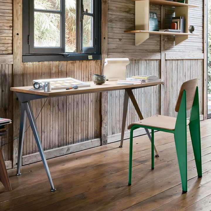 Compas Direction Table de Vitra dans la version chêne naturel / Prouvé Métal Brut