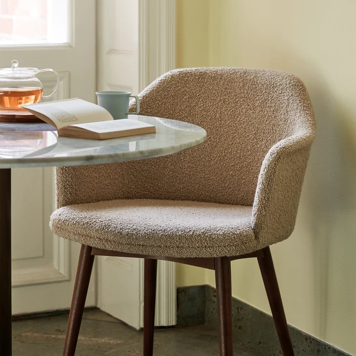 & Tradition - Rely HW79 Chaise avec accoudoirs, structure en noyer / beige (Karakorum 003)