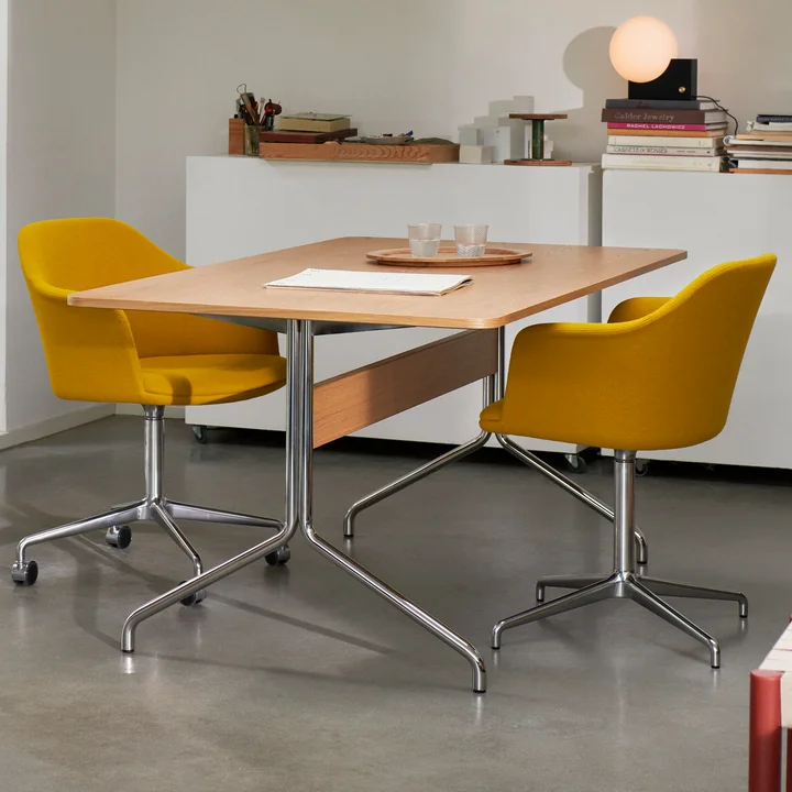 Pavilion Dining Table de salle à manger, chêne verni transparent / piétement chromé de & Tradition