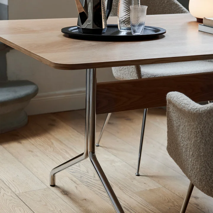 Pavilion Dining Table de salle à manger, chêne verni transparent / piétement chromé de & Tradition