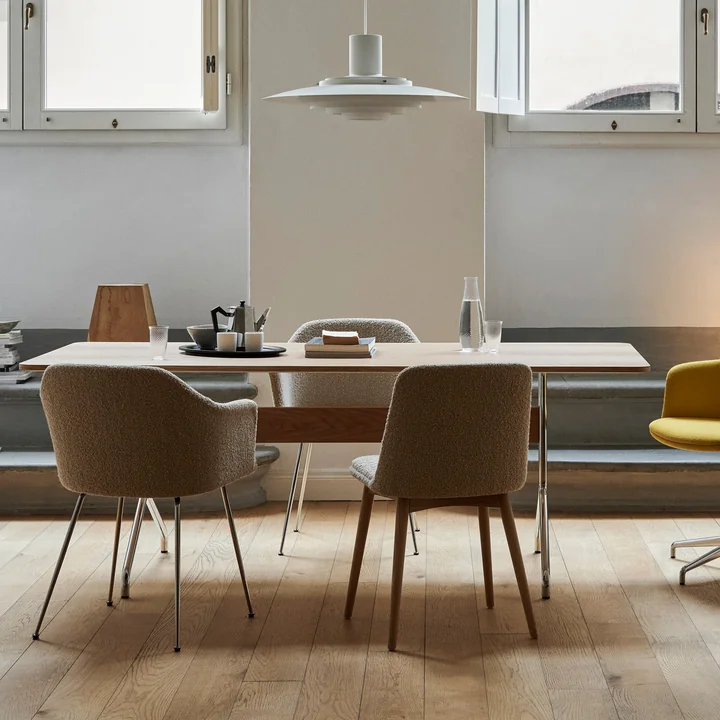 Pavilion Dining Table de salle à manger, chêne verni transparent / piétement chromé de & Tradition