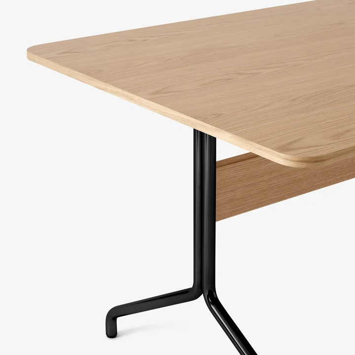 Pavilion Dining Table de salle à manger, chêne verni transparent / piétement noir de & Tradition