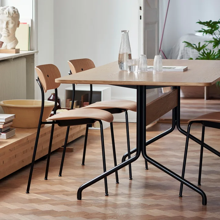 Pavilion Dining Table de salle à manger, chêne laqué transparent / piétement noir de & Tradition