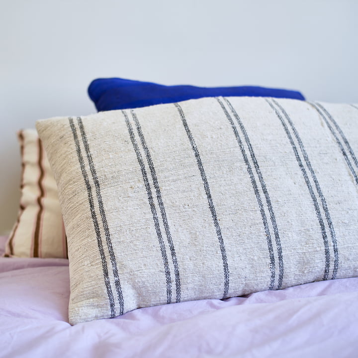 Striped Coussin, rayures étroites, bleu/beige de HKliving