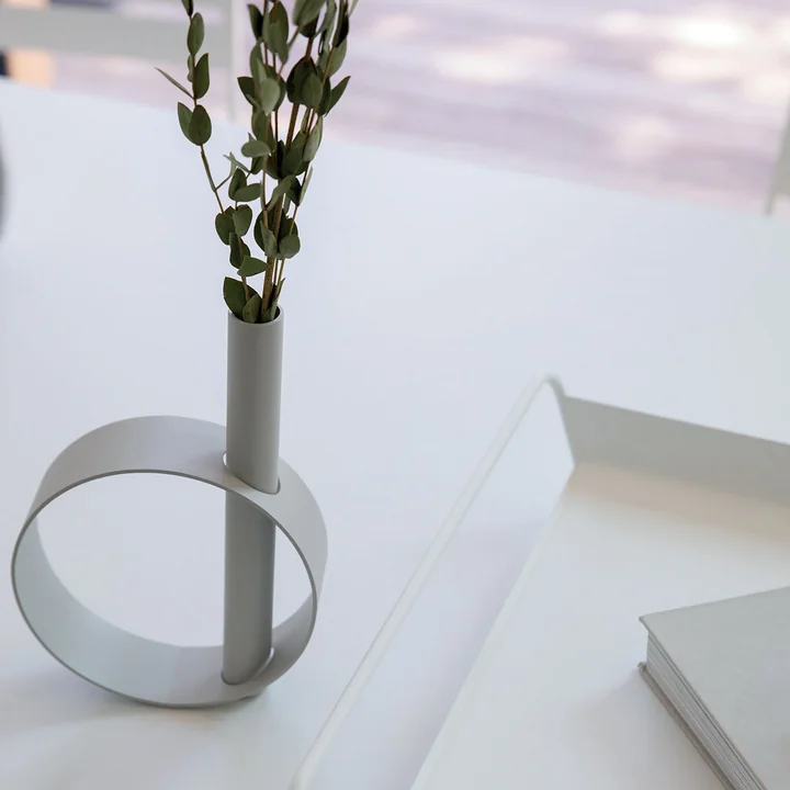 Les vases colorés IOS de Fermob