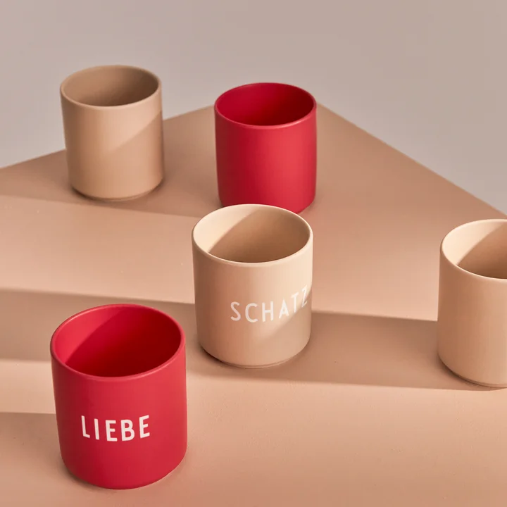 AJ Favourite Tasse en porcelaine de Design Letters dans la version AJ Favourite Gobelet en porcelaine