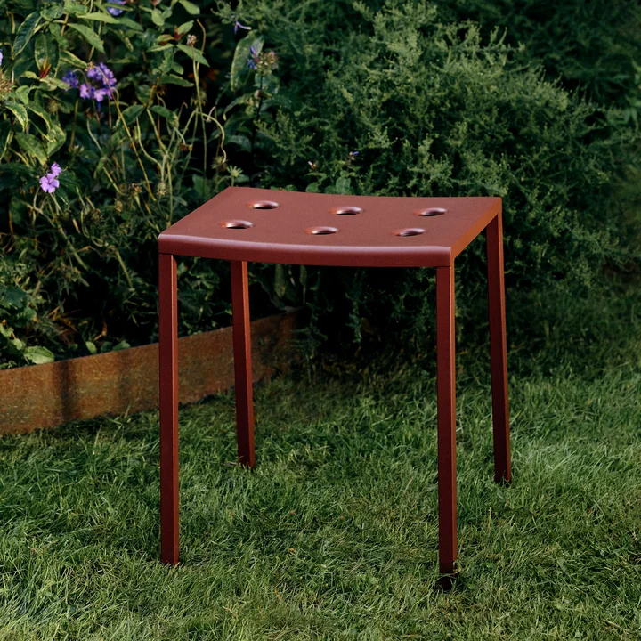 Balcony Tabouret, iron red de HAY