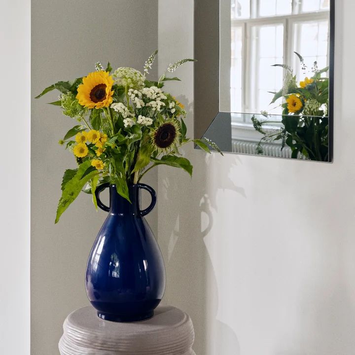 Simi Vase de Broste Copenhagen dans la couleur deep cobalt blue