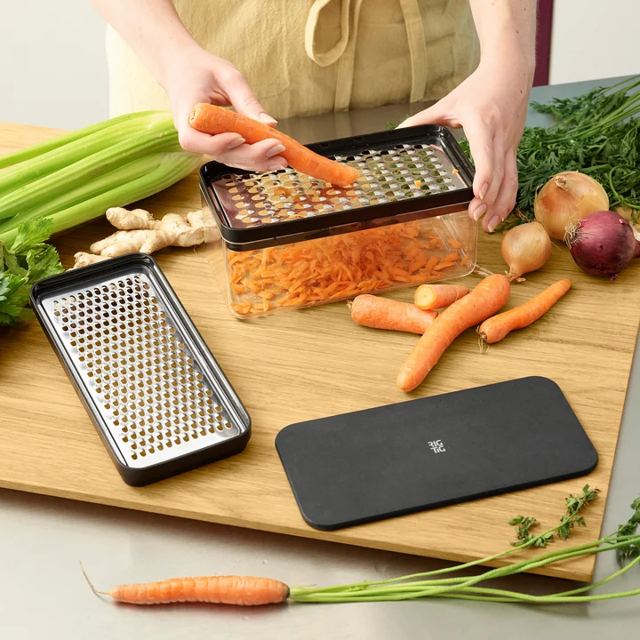 Râpe Grate-It avec récipient de Rig-Tig by Stelton en couleur noir