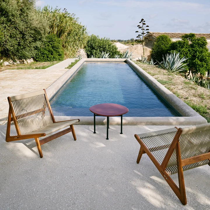 MR01 Chaise Lounge Outdoor de Gubi dans la version Iroko naturel / Sunfire Melange beige sable