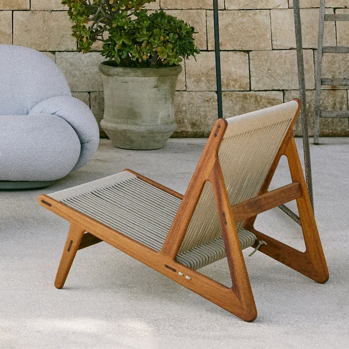 MR01 Chaise Lounge Outdoor de Gubi dans la version Iroko naturel / Sunfire Melange beige sable