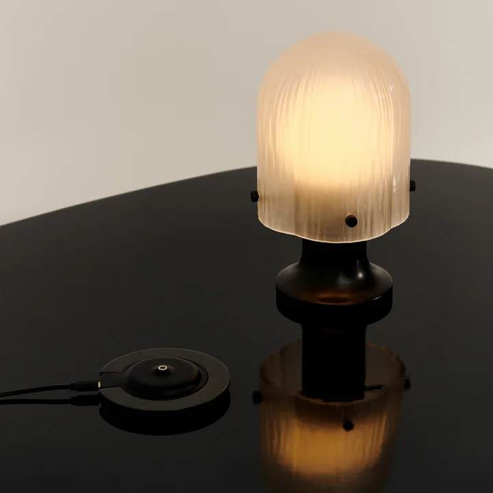 Seine Lampe de table LED Outdoor de Gubi dans la version laiton antique / verre givré