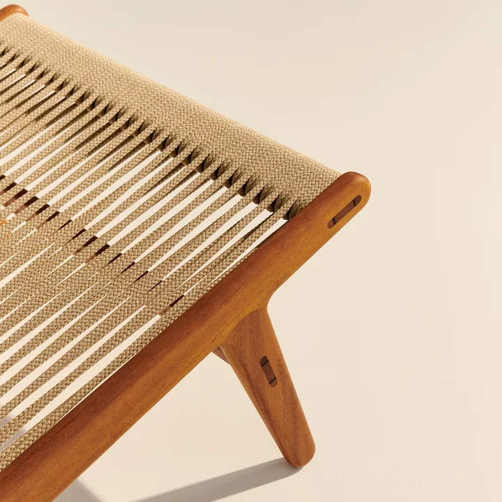 MR01 Chaise Lounge Outdoor de Gubi dans la version Iroko naturel / Sunfire Melange beige sable