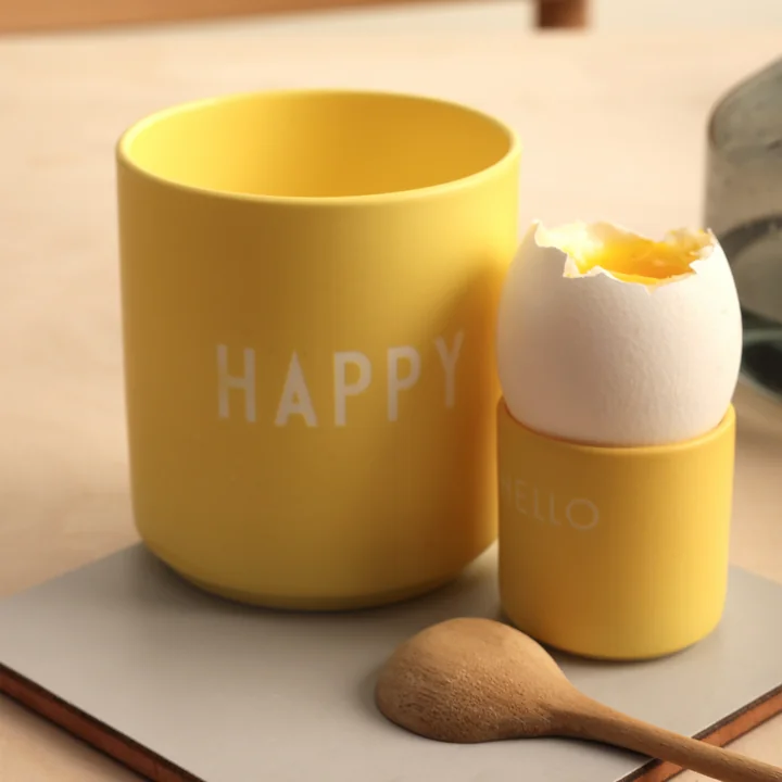 AJ Favourite Tasse en porcelaine de Design Letters dans la version Happy / yellow avec coquetier