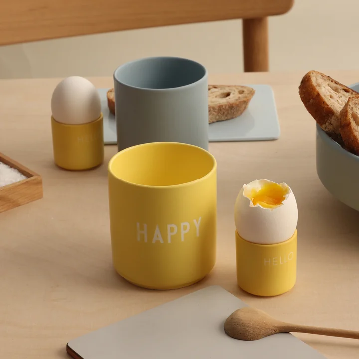 AJ Favourite Tasse en porcelaine de Design Letters dans la version Happy / yellow avec coquetier