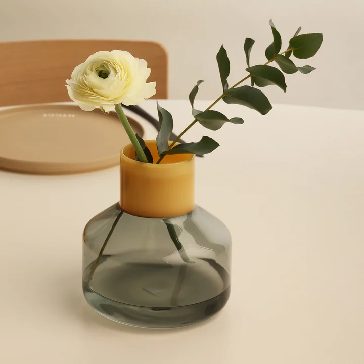 Generous Vase medium de Design Letters dans la version milky yellow / smoke