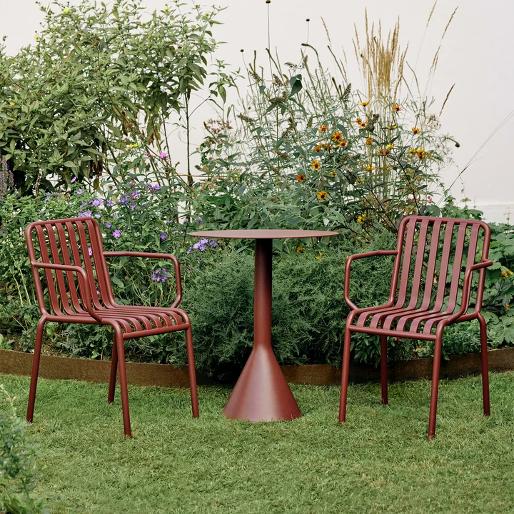 Palissade - Chaise avec accoudoirs, iron red de HAY