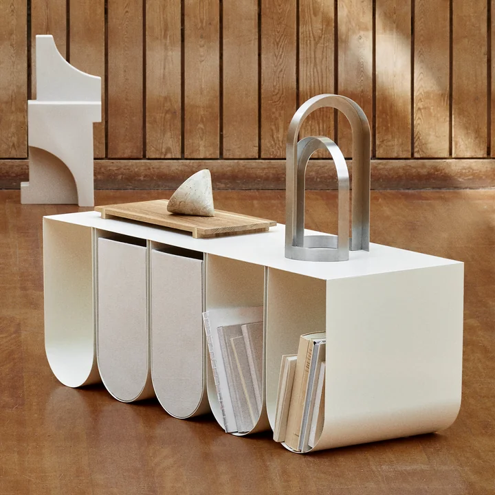 Curved Etagère murale de Kristina Dam Studio en couleur beige