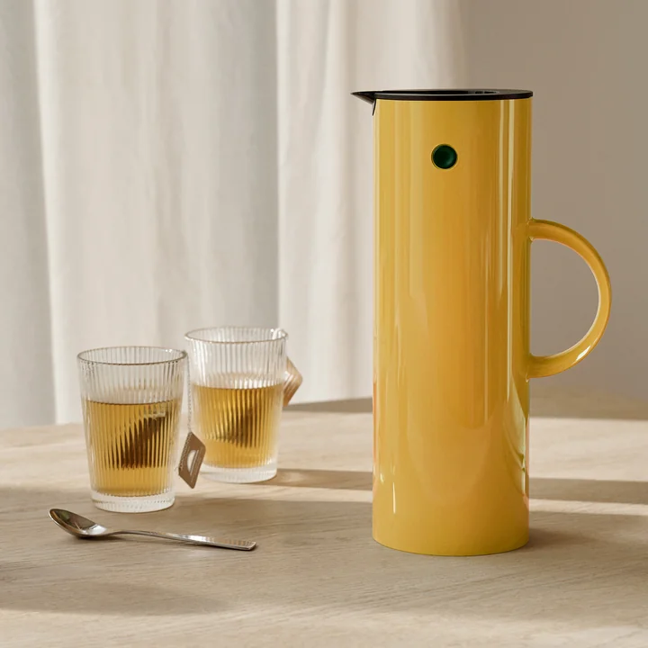 Verseuse isolante EM 77 de Stelton dans la couleur poppy yellow